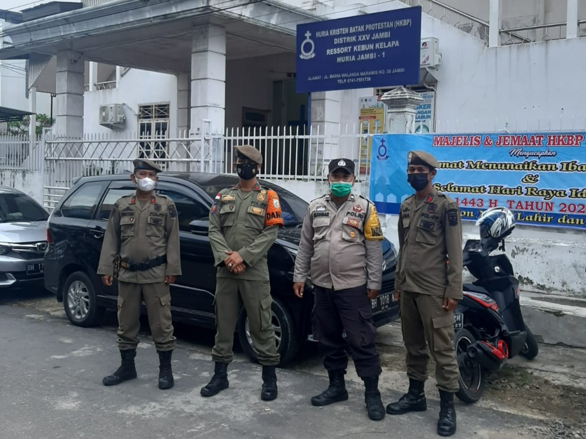 Polsek Jambi Timur Ciptakan Situasi Aman Saat Jumat Agung di HKBP Kebun Kelapa