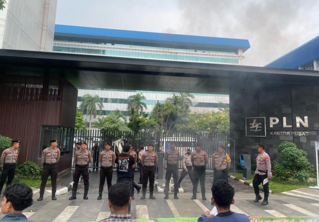 Sambil Bakar Ban, Mahasiswa Desak Penegak Hukum Periksa dan Tangkap Dirut PLN 