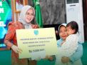 Ketua TP-PKK Zulfa Fadhil menyerahkan bantuan korban bencana alam dan non alam serta bantuan alat Divabel