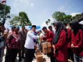Gubernur Jambi Serahkan Bantuan Pendidikan Seragam Sekolah di SMK 1 Sungai Penuh