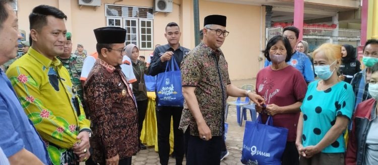Jelang Hari Raya Imlek, Fasha Serahkan Bantuan Sembako ke Warga Etnis Tionghoa