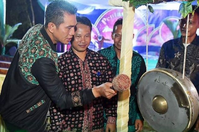 Bupati Batanghari di dampingi Ketua TP-PKK Batanghari menghadiri dan menandatangani peresmian Kegiatan Alun-alun Kecamatan Bajubang