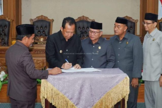 Ketua DPRD Kabupaten Muarojambi Pimpin Rapat Paripurna Setujui 7 Ranperda Tahun 2025