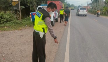 Hindari Kucing Nyebrang, Pengendara Motor Scoopy dan Truk Tabrakan