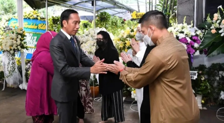 Presiden Jokowi dan Ibu Iriana Takziah ke Kediaman Almarhum Tjahjo Kumolo