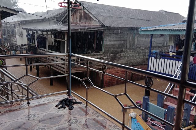Banjir Luapan Sungai Batanghari Akibat Intensitas Hujan Tinggi Terus Menggenangi Area Legok Dan Sekitarnya