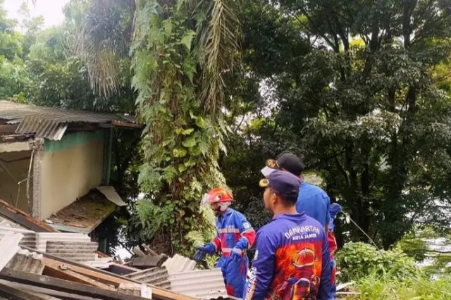 Rumah Dinas Milik Pemprov Jambi di Telanaipura Ambruk Usai Diguyur Hujan Deras