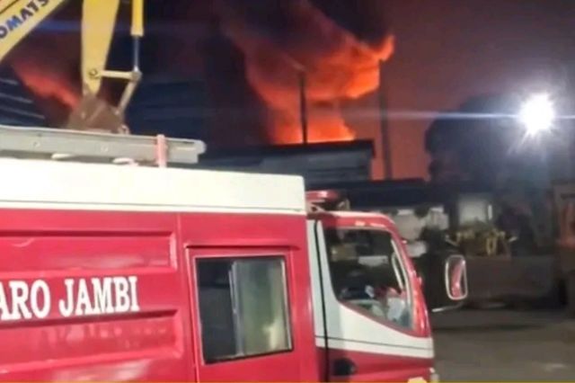Gudang Pengemasan Minyak Goreng Milik PT. Budi Nabati Perkasa Ludes Terbakar