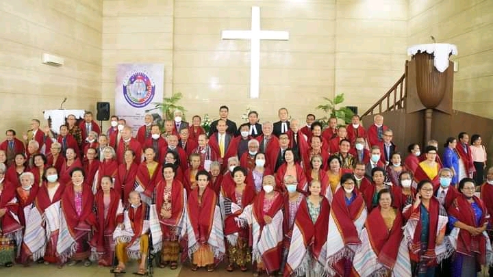 Rayakan Paskah, HKBP Jambi Beri Cinderamata Ulos Ke Jemaat Berumur Lebih 70 Tahun