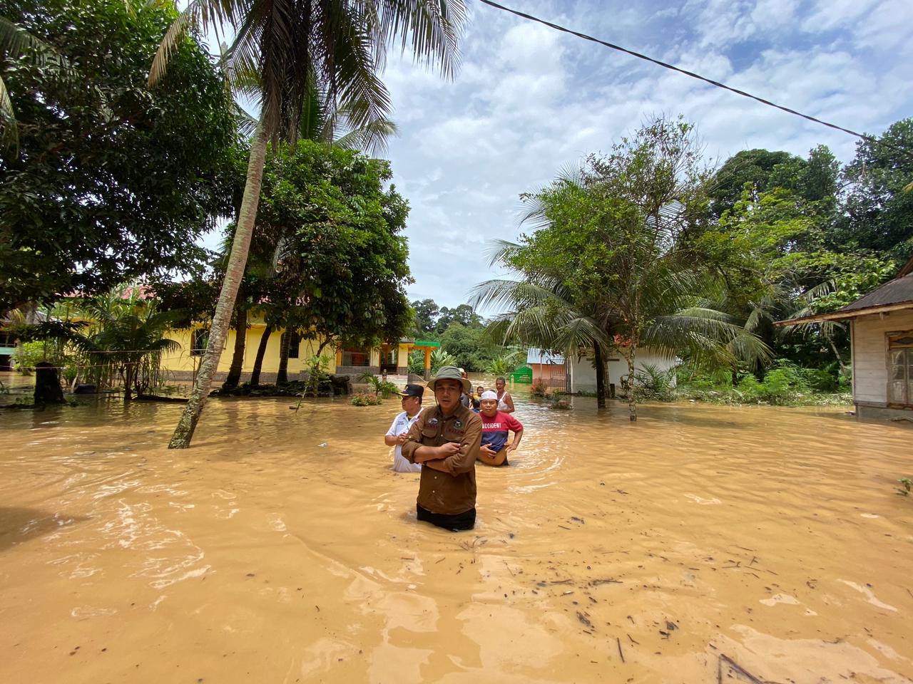 Wabup Merangin Bantu aevakuasi Warga Terjebak Banjir
