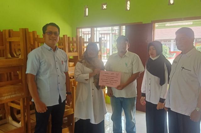 PTPN VI Serahkan 70 Set Meja dan Kursi