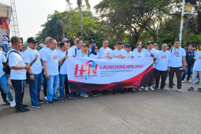 Menteri Koperasi Dan UMKM Teten Masduki Ikuti Jalan Santai Launching HPN 2024 Di Monas