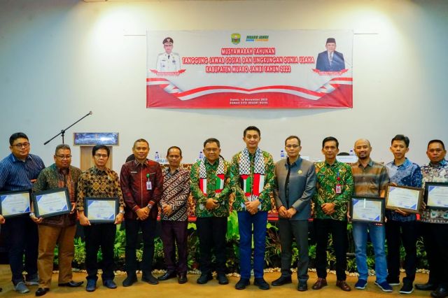 Bupati Muaro Jambi Hadiahi Penghargaan ke PTPN 6