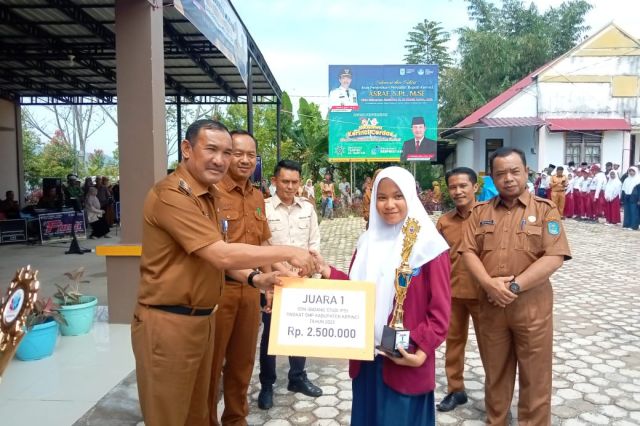 PJ Bupati Kerinci Asraf Berikan Biaya Siswa Kerinci Cerdas dan Piala Pemenang Lomba O2SN