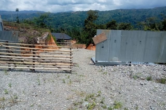 Jalan Masuk Ke Kantor DPRD Di Blokir Warga
