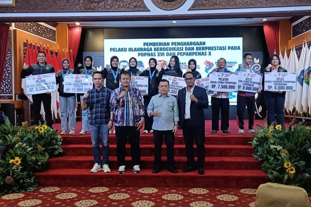 Gubernur Al Haris Serahkan Bonus Kontingen Popnas dan Peparpenas Jambi