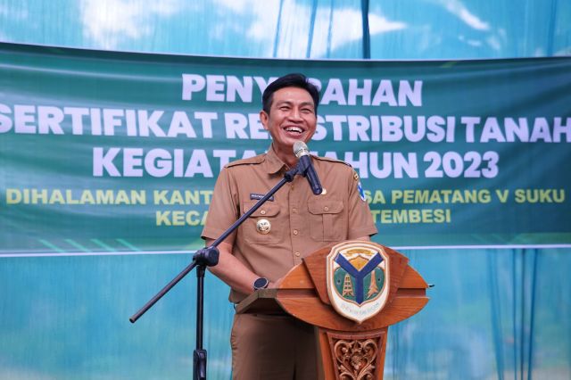 Bupati Batang Hari Serahkan 58 Sertifikat, Agar jangan diagunkan untuk yang bersipat Kinsumtif
