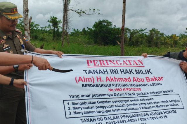 Aparatur Pemerintahan Provinsi Jambi Badan Aset Merusak dan Mencabut Baleho Milik Iskandar Cs