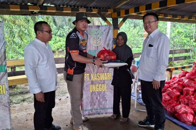 PT Kaswari Unggul Bagikan Sembako ke Warga 4 Desa di Tanjabtim