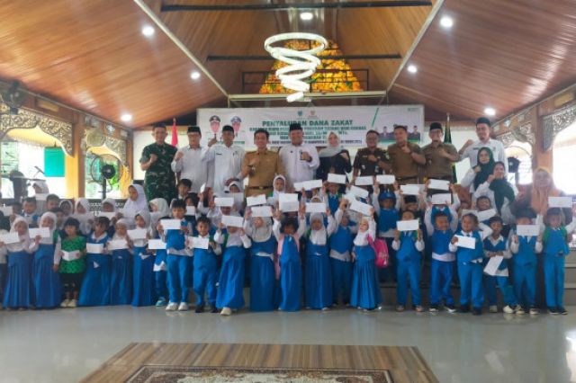 ‎Bupati Batang Hari Salurkan Bantuan Biaya Pendidikan dari Dana Zakat BAZNAS