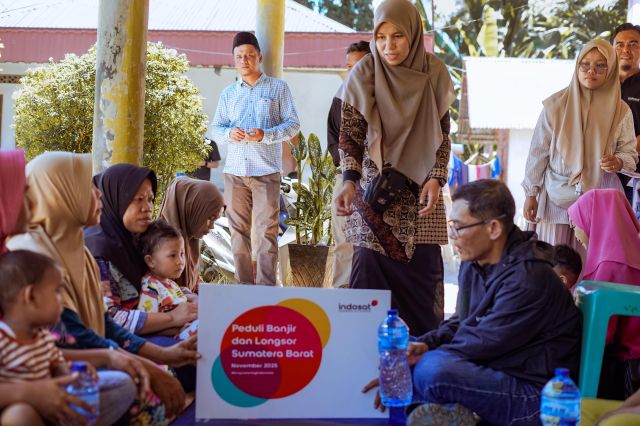 Indosat Ooredoo Hutchison Sigap Salurkan Bantuan Bantu Pemulihan Warga Korban Banjir dan Longsor di Padang Pariaman