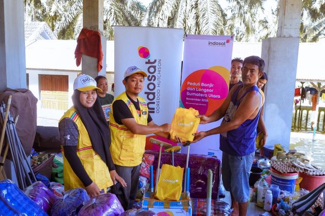 Indosat Ooredoo Hutchison Hadir Beri Bantuan Kemanusiaan bagi Warga Terdampak Bencana di Langkat, Sumatra Utara