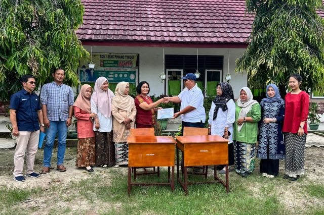 PTPN IV Regional 4 Bantu 30 Set Meja Kursi ke Sekolah 