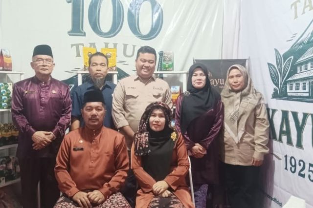 Jambi Expo 26, Gubernur dan Bupati Minum Teh Kayu Aro di Gerai Teh PTPN