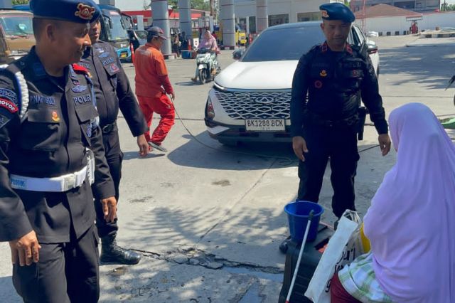 Brimob Polda Sumut Tebar Kepedulian Lewat Jumat Berkah dan Minggu Kasih, Bagikan Sembako hingga Makanan Gratis