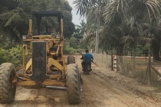Permudah Akses Warga, PTPN IV PalmCo Perbaiki Puluhan Kilometer Jalan Desa