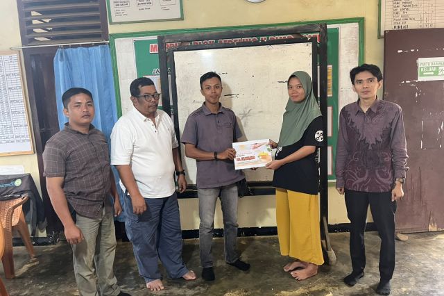 Wujud Kepedulian Sesama, PTPN IV Regional IV Salurkan Bantuan untuk Pengobatan Putri Karyawan Pemanen