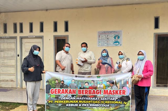 Kabut Asap Ancam Kesehatan Warga, PTPN IV Regional IV Bagikan 1.000 Masker di Tebo