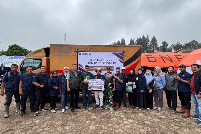 Hadir di Tengah Bencana, PTPN IV Regional IV Salurkan Bantuan untuk Warga Terdampak Banjir Bandang di Solok