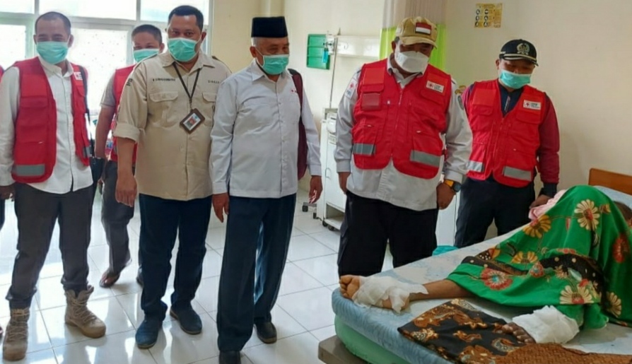 Ketua PMI Merangin Kunjungi Gadis Penderita Lupus