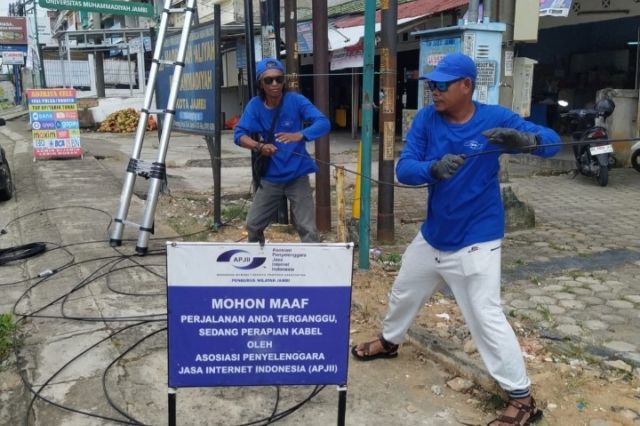 Tidak Miliki Izin Dan Tidak Melapor ke APJII Jambi, Kabel Udara Sembrawut Ditertibkan (Dilepas)