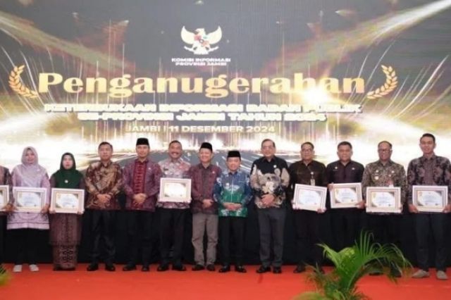 Pemkab Batanghari terima penghargaan keterbukaan informasi badan publik