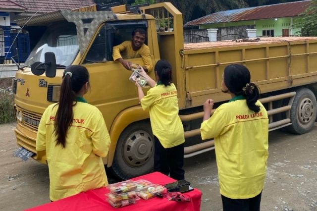 Wujudkan semangat persaudaraan, PEMUDA KATOLIK TANJAB BARAT Berbagi Takjil di bulan Ramadhan