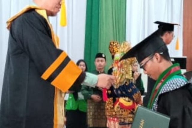 UNISBA Wisuda 301 Lulusan, Tegaskan Komitmen Cetak SDM Unggul di Batang Hari