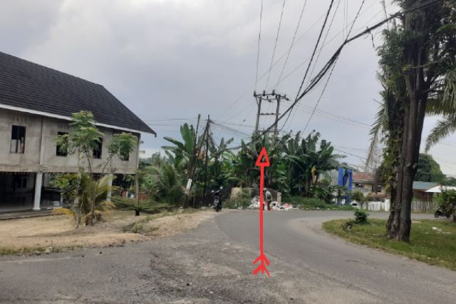 Warga RT 45 Jelutung Keluhkan Kabel Provider Yang Semrawut dan Membahayakan