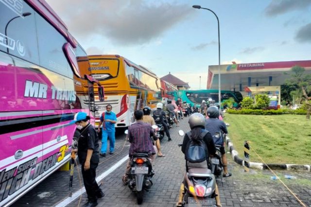 BBM Solar Antri  di Beberapa SPBU Sehingga Para Sopir Mengeluh