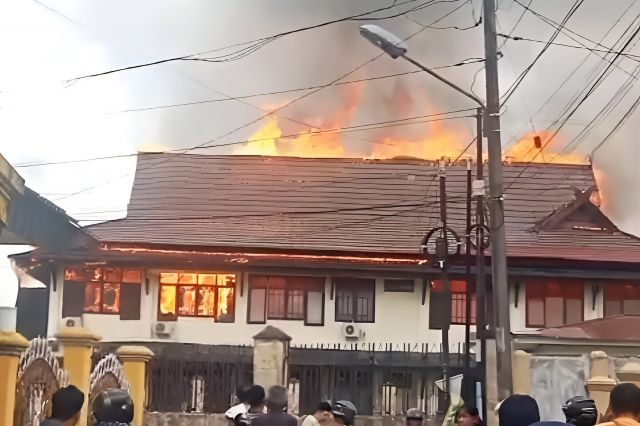 Kebakaran hebat melanda Gedung Kantor Dinas Pertanian Pangan Provinsi Jambi